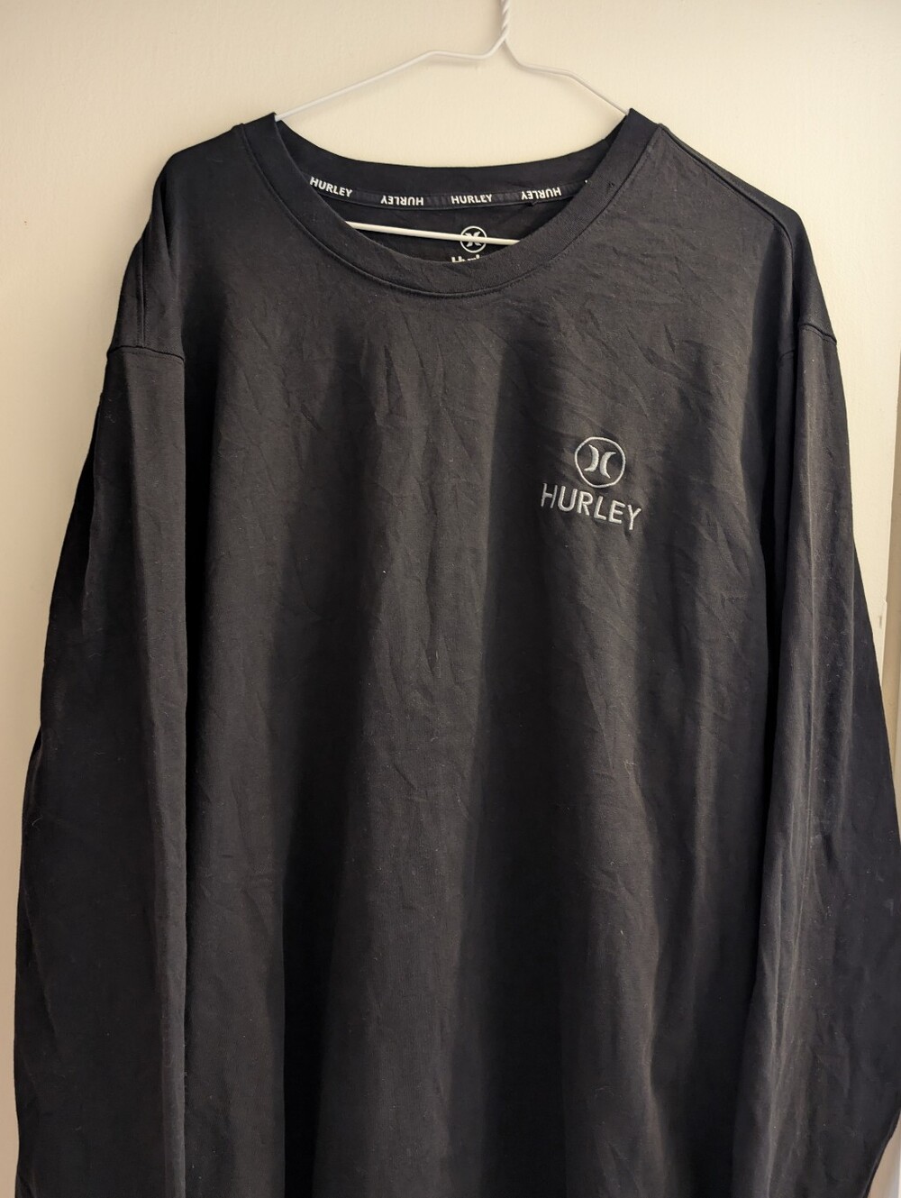 Hurley Black Long Sleeve Crew with Chest Logo. Xxl